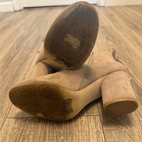 Saks Fifth Avenue Women’s Beige Suede Booties Size 8.5 - Picture 6 of 8